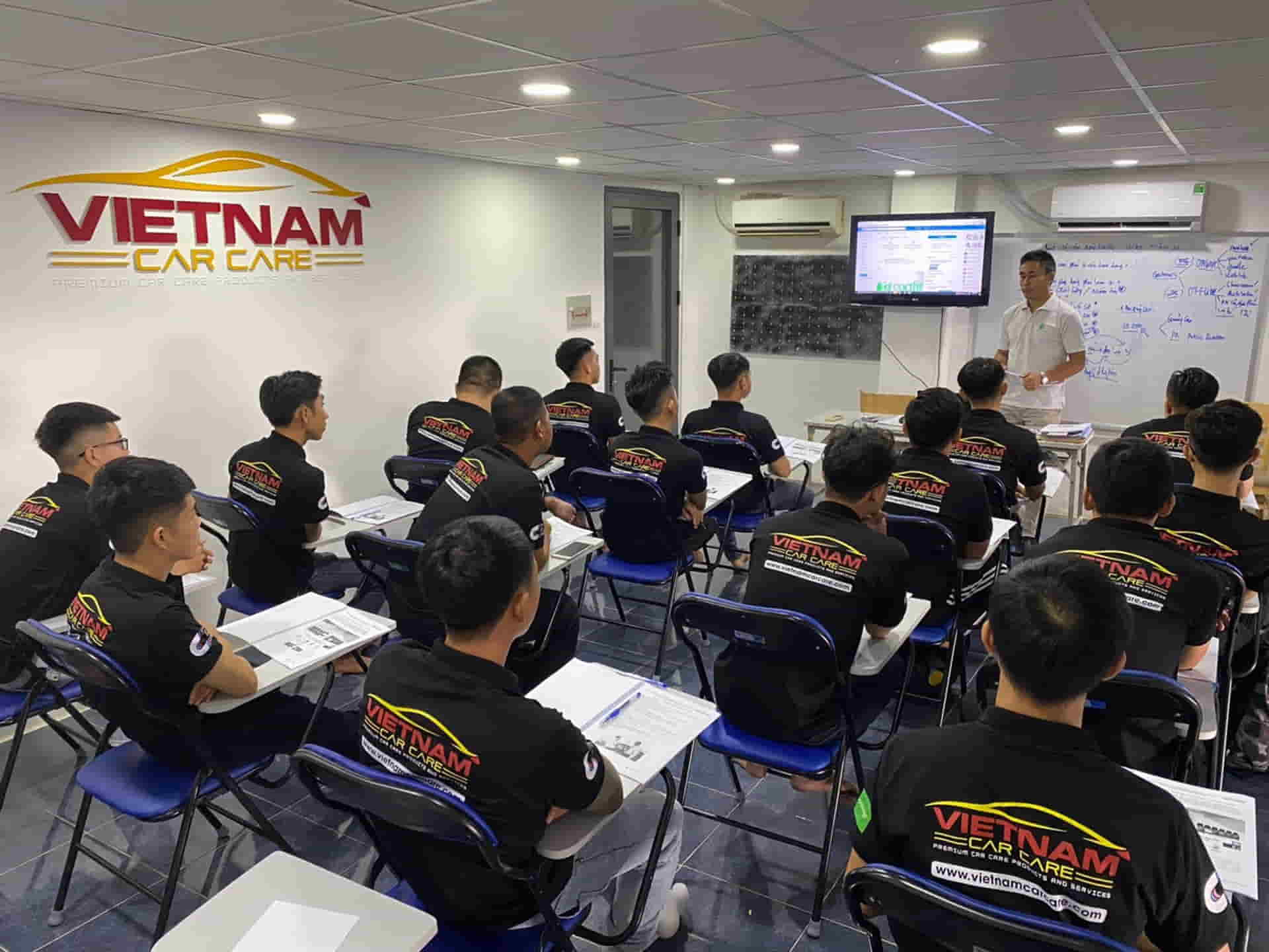 Lớp học dán phim cách nhiệt ô tô tại Vietnam Detailing Academy