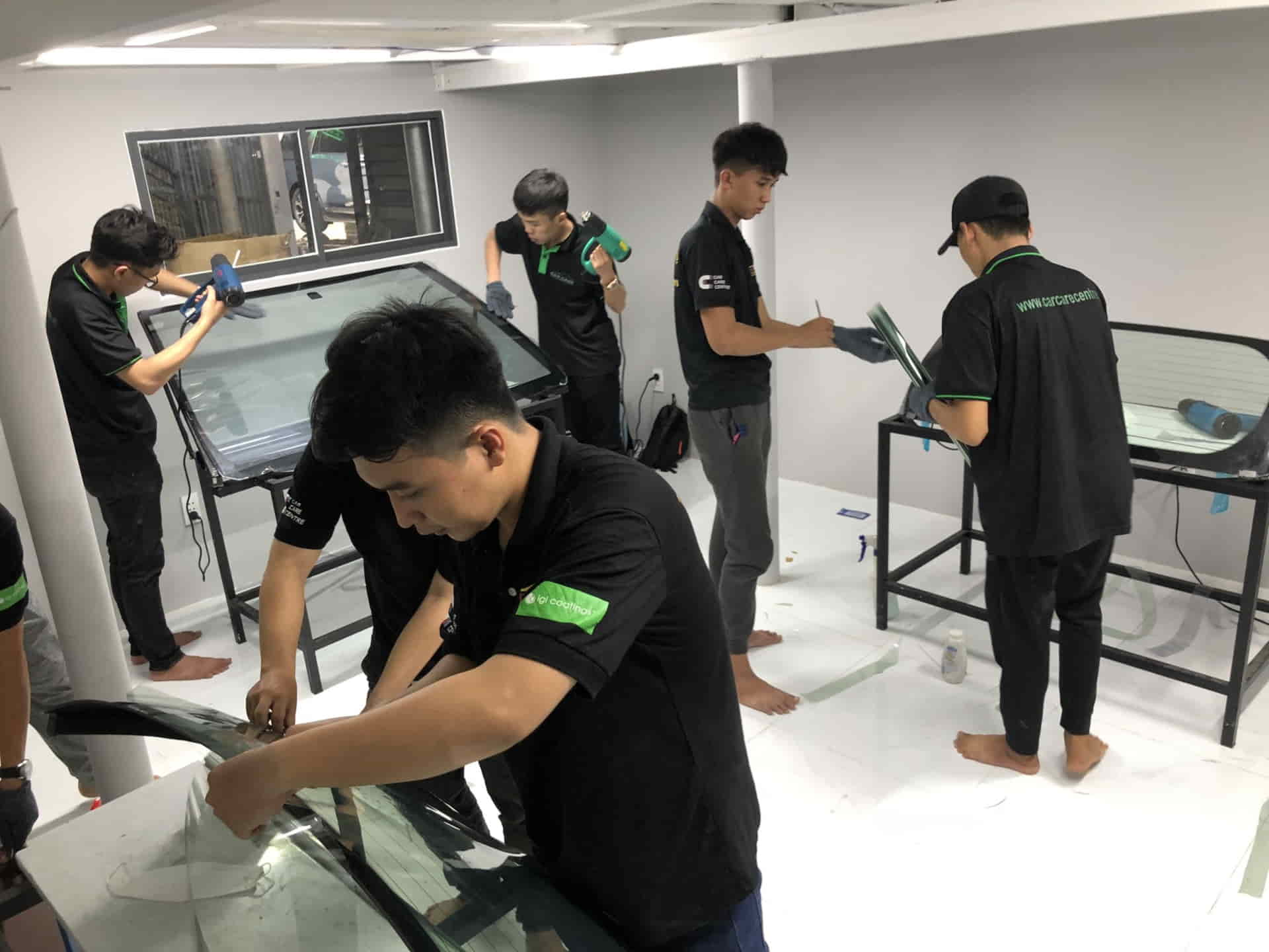 Học viên được thực hành cắt dán phim cách nhiệt ô tô tại Vietnam Detailing Academy