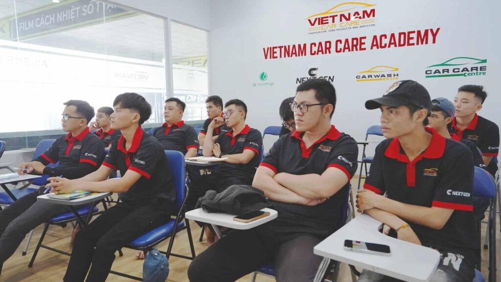 Khoá đào tạo dán phim cách nhiệt ô tô thực chiến tại Vietnam Car Care, học xong có việc làm ngay! 