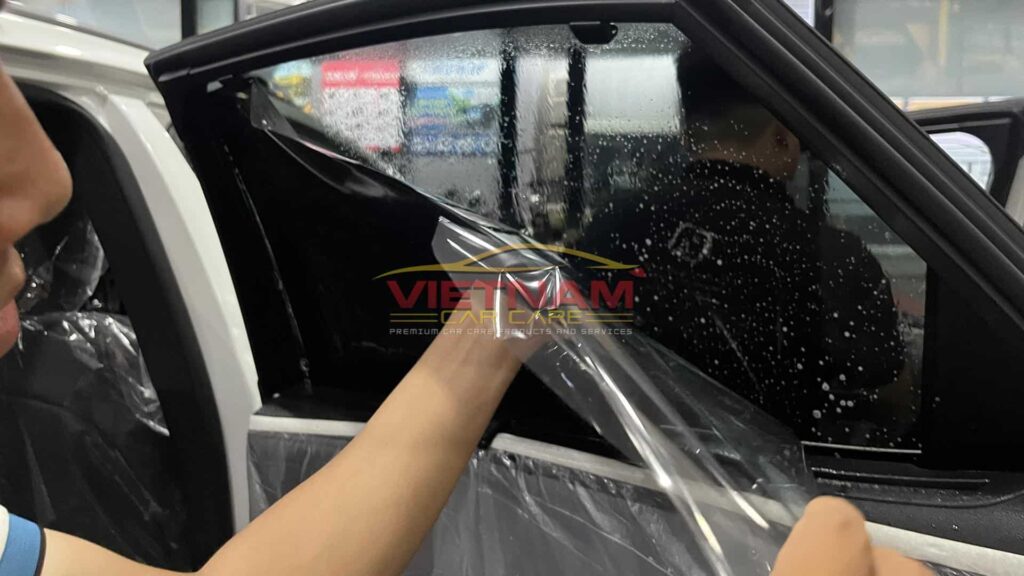 Dán film chống nóng cách nhiệt xe hơi tại Vietnam Car Care có nhiều lựa chọn từ thương hiệu uy tín như 3M, XPEL và APEAX.