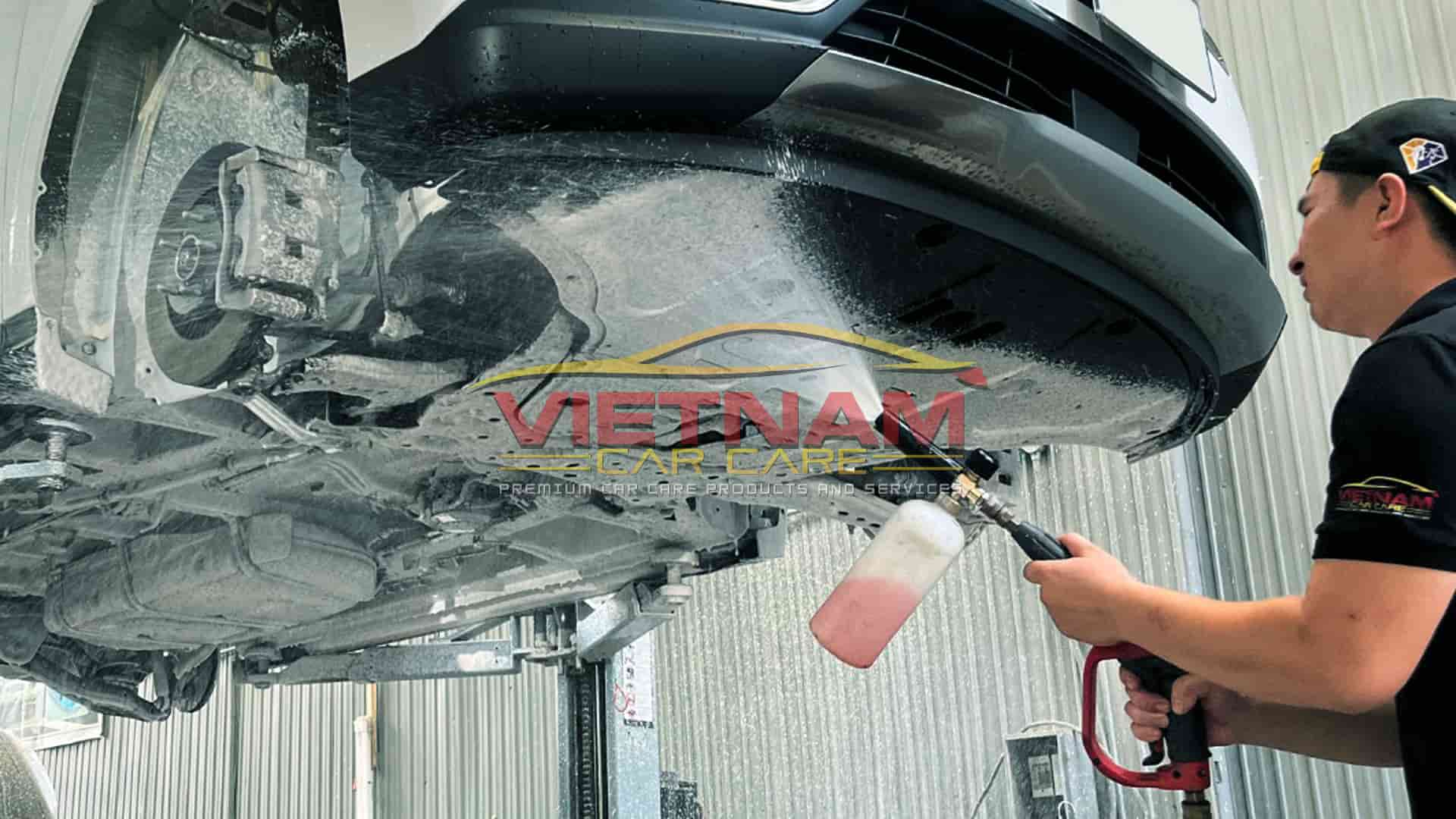 Vệ sinh sạch sẽ gầm xe trước khi phủ gầm Onzca P993.