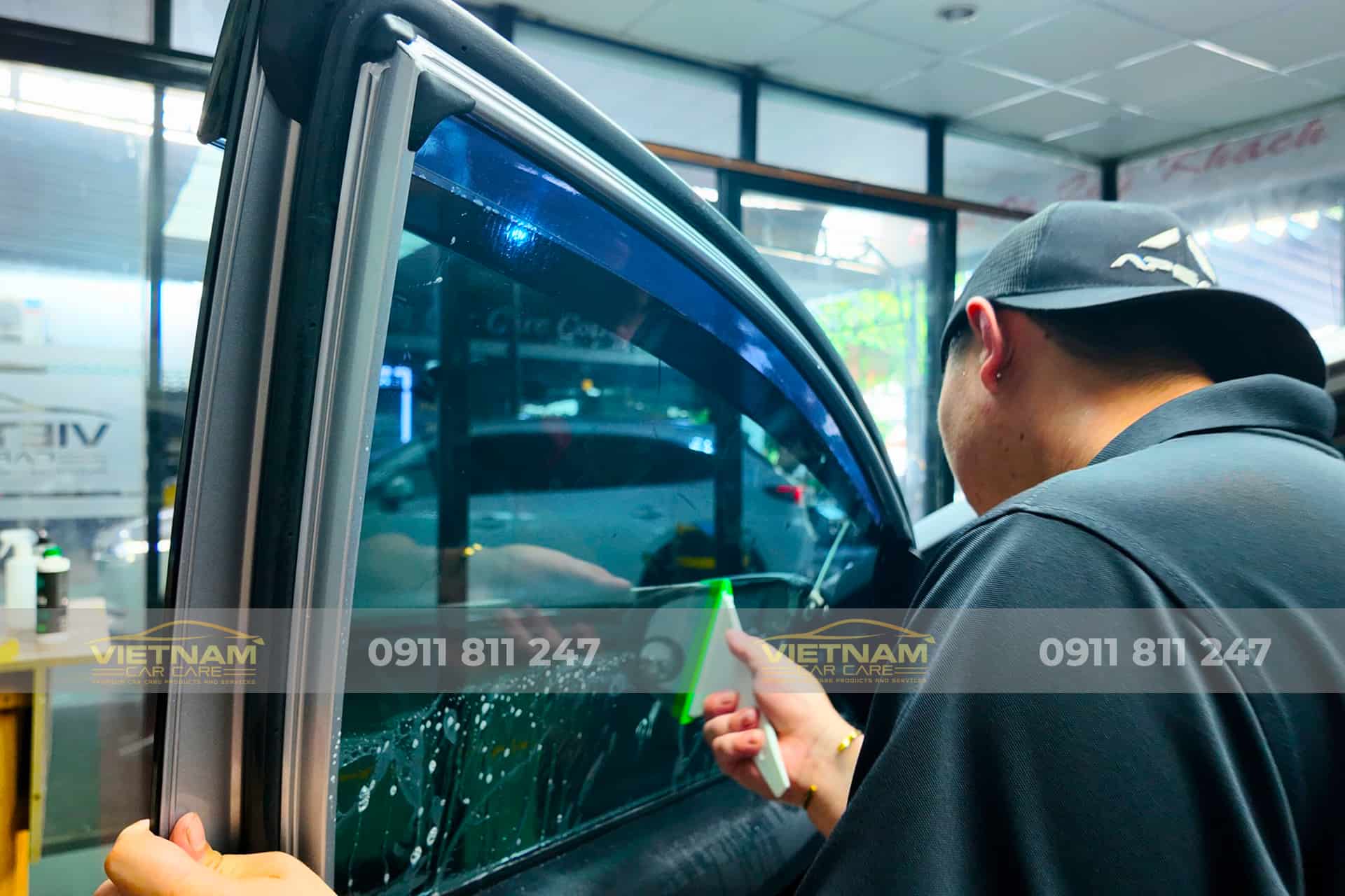 Thi công dán phim cách nhiệt xe Apeax tại Vietnam Car Care đảm bảo không lỗi lầm, 1 đổi 1 với tình trạng rách phim.