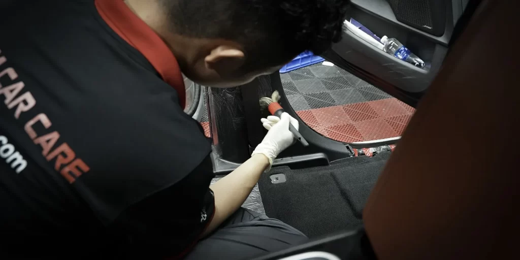 Dịch vụ chăm sóc xe ô tô toàn diện được giảm giá đến 30%.