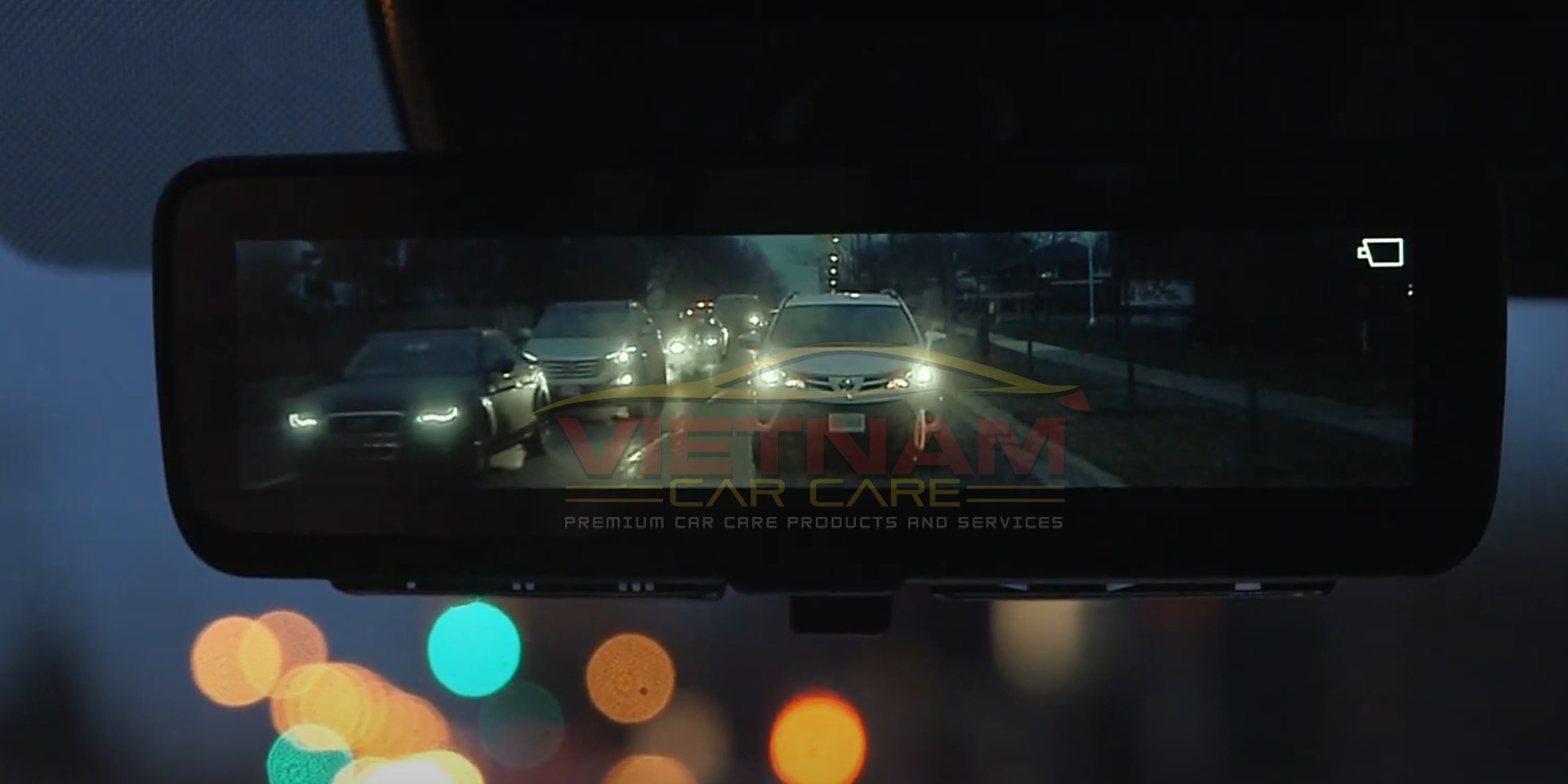 Gương chiếu hậu điện tử giúp quan sát dễ dàng vào ban đêm nhờ camera chống chóa và màn hình LCD chống lóa.