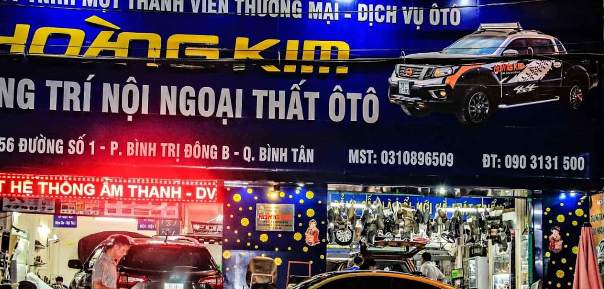 1 Bảng hiệu của Ô Tô Hoàng Kim từ năm 2009 với tên gọi Decal Hoàng Kim.