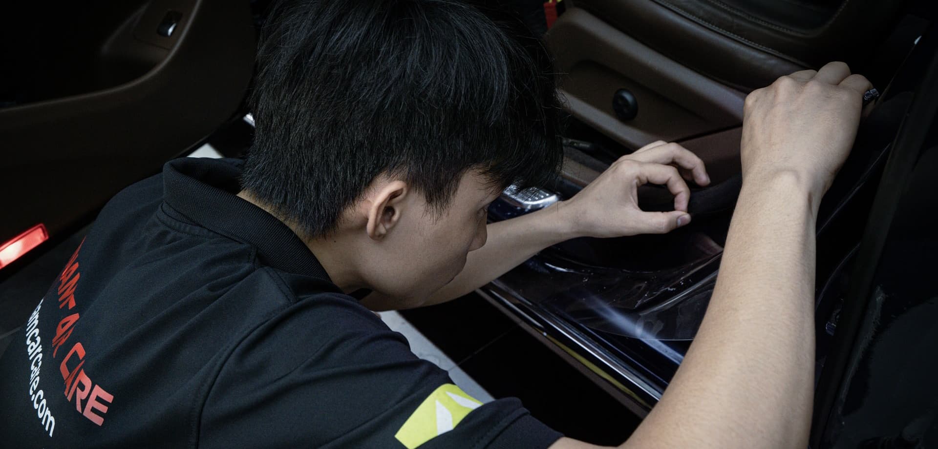 Giá dán PPF ô tô APEAX tại Vietnam Car Care ổn định, rẻ so với hiệu suất mang đến.