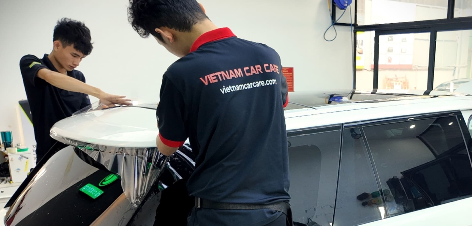 Đội ngũ kỹ thuật viên dán PPF ô tô tay nghề cao, được đào tạo theo chuẩn IDA quốc tế.