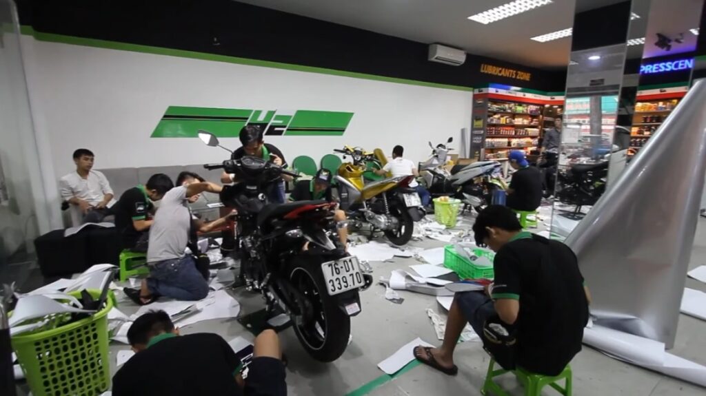 Bên trong địa chỉ dán decal xe máy H2 Studio.