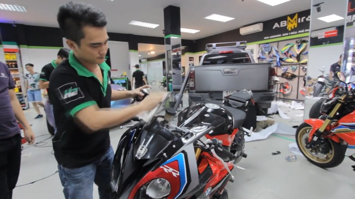 H2 Decal Studio là một trong những địa chỉ dán PPF xe máy ưa thích của nhiều người.