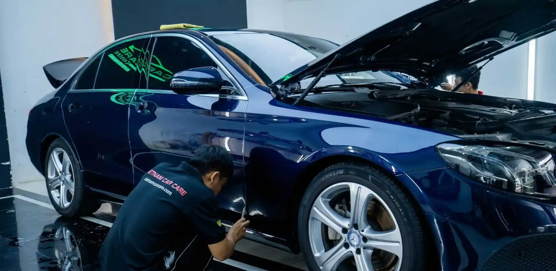 Lựa chọn phim dán PPF ô tô chuẩn Mỹ của thương hiệu APEAX tại Vietnam Car Care giúp tăng tính thẩm mỹ tối đa.