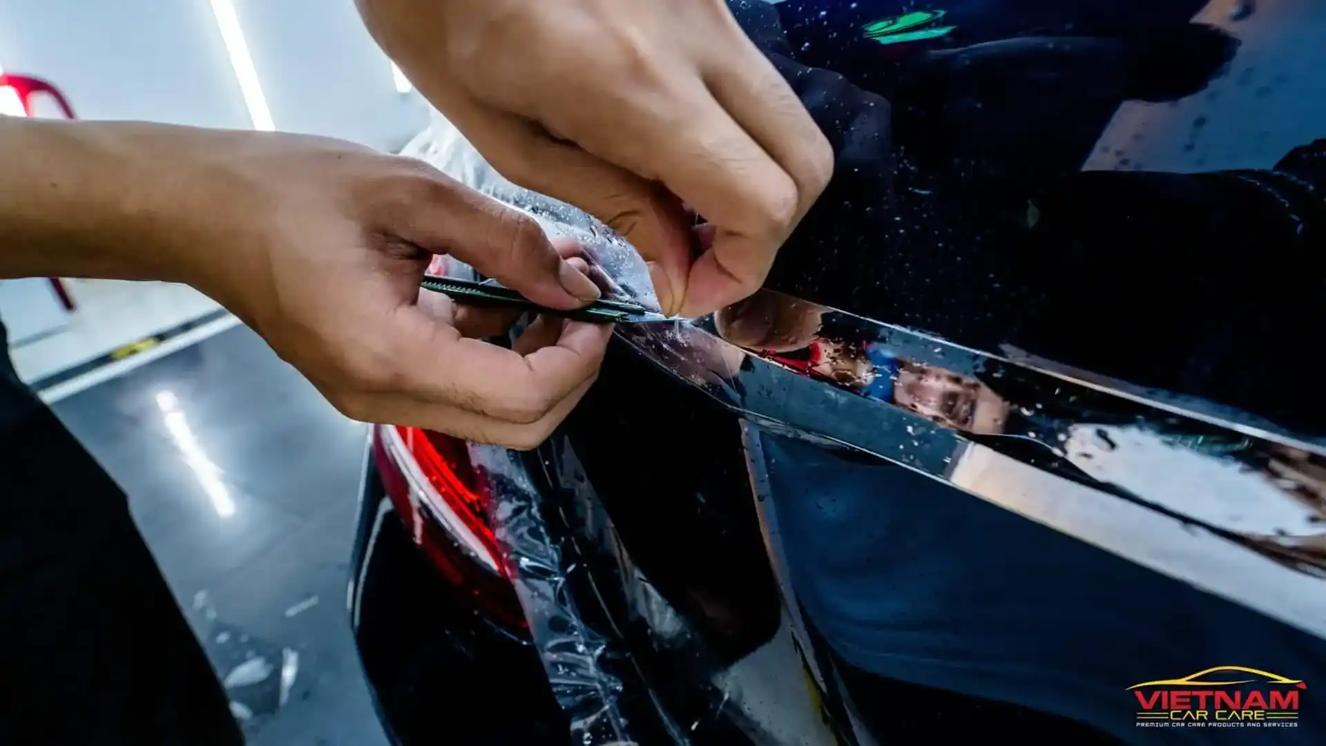 Kỹ thuật viên đang dán PPF cốp sau.