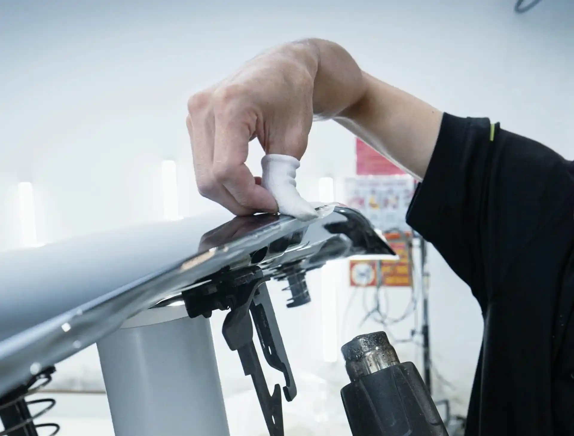 Sấy PPF cốp sau, bo mép thẩm mỹ tại Vietnam Car Care.