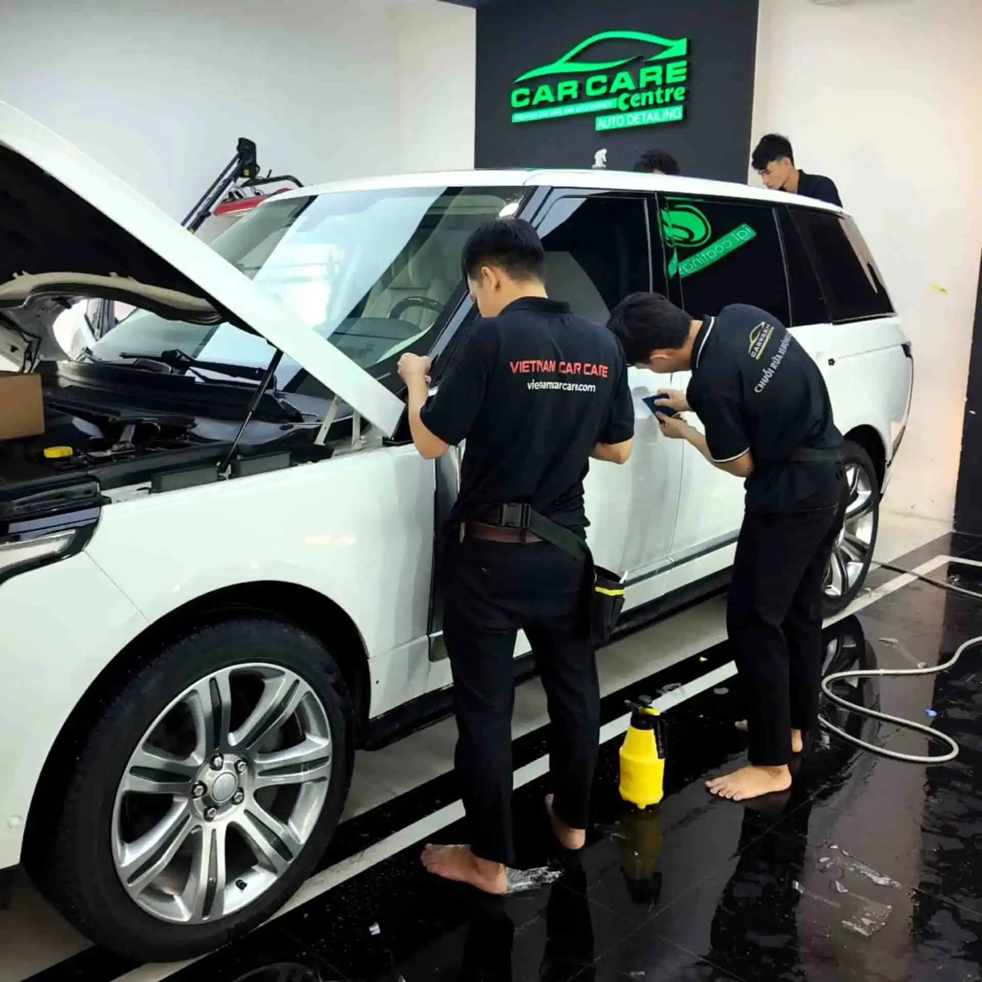 Đội ngũ thi công dịch vụ dán PPF ô tô từng phần riêng lẻ (theo nhu cầu) đảm bảo thực hiện theo chuẩn quy trình trên.