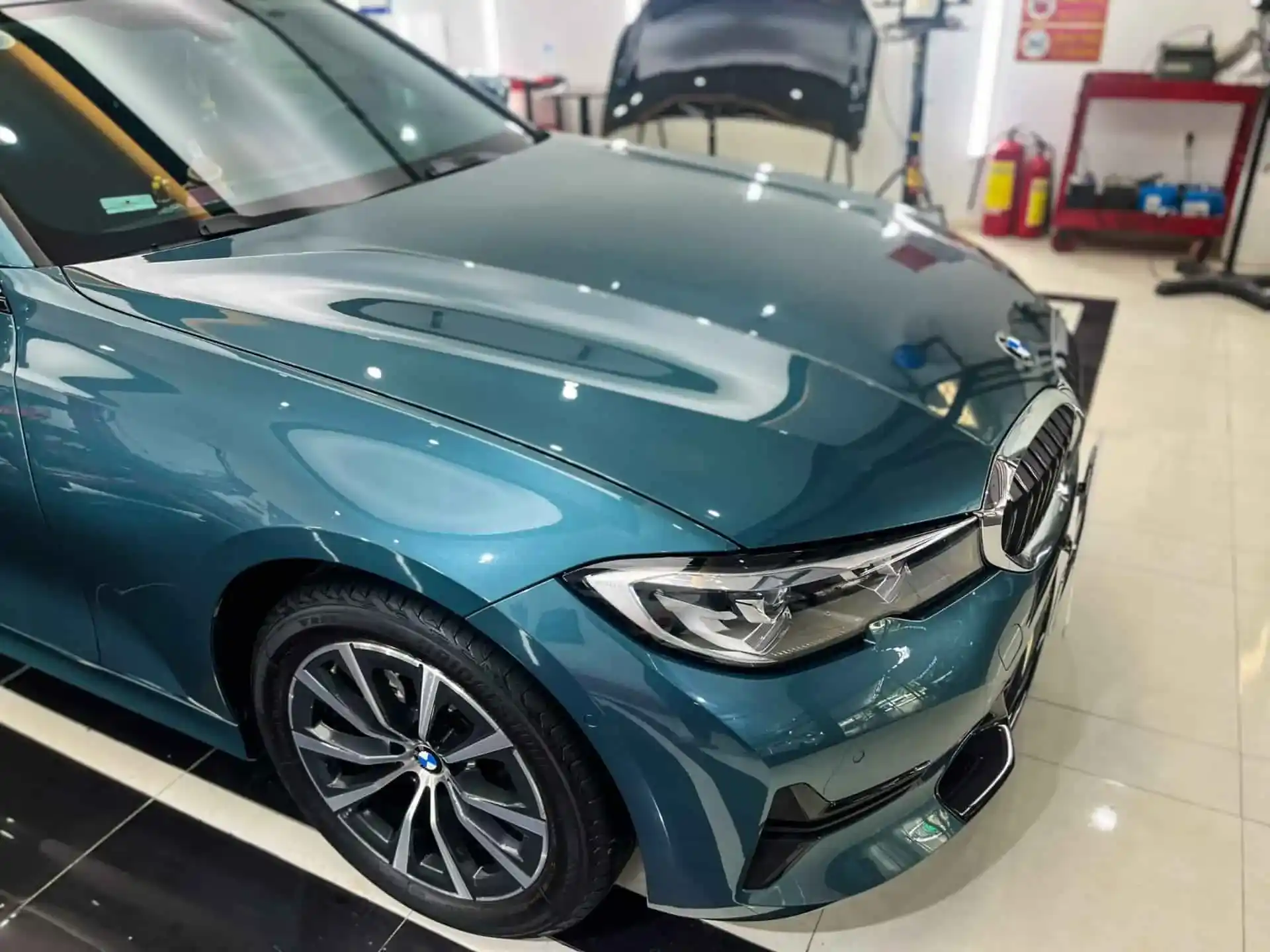 Phần nắp capo và cản trước dễ bị trầy khi xe di chuyển trên cao tốc.