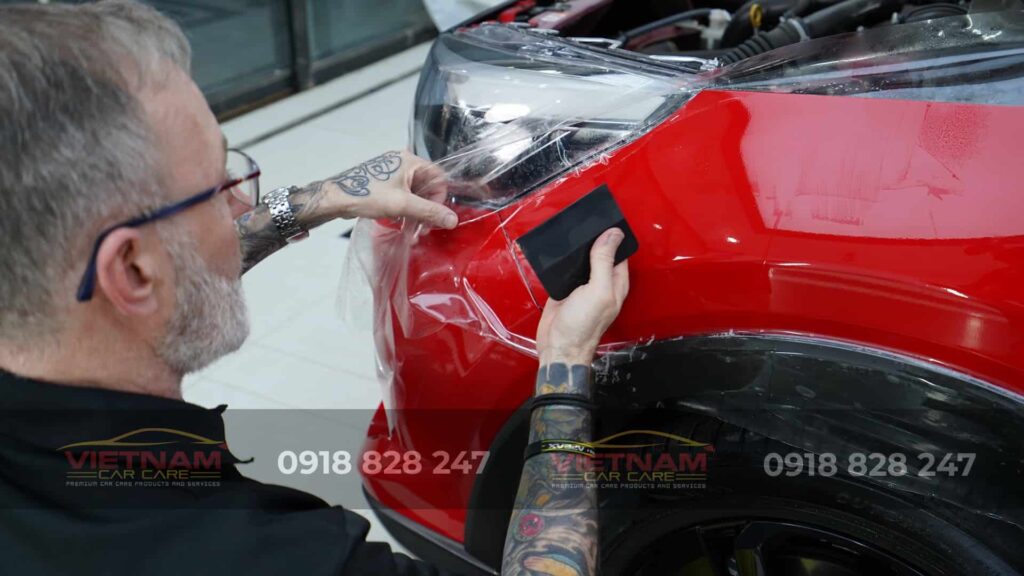 Russ Urmstons là một trong những bậc thầy dán PPF tại Anh, có hơn 30 năm kinh nghiệm trong ngành đào tạo và dán phim bảo vệ sơn xe.