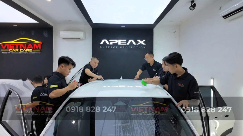 Một dịch vụ dán PPF ô tô chất lượng cần huy động từ 3-4 thợ dán cùng lúc.
